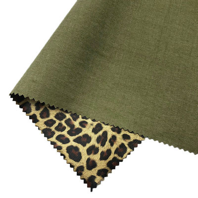 เสื้อผ้าพิมพ์ Leopard สีหนัง PU กันน้ํา 0.6 มม ความหนาตามต้องการ