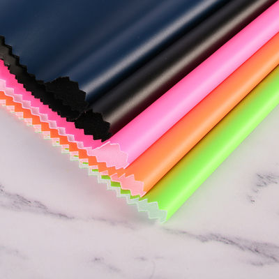 สีขาว PUหนังสําหรับเครื่องแต่งกาย 54/55' ความกว้าง