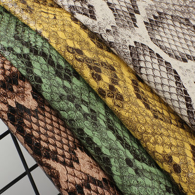 หนัง PU สังเคราะห์ หนา 0.8 มม. กว้าง 137 ซม. และตัวอย่างสี 24 สี สำหรับกระเป๋า รองเท้า และเฟอร์นิเจอร์