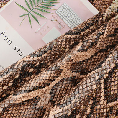 หนัง PU สังเคราะห์ หนา 0.8 มม. กว้าง 137 ซม. และตัวอย่างสี 24 สี สำหรับกระเป๋า รองเท้า และเฟอร์นิเจอร์