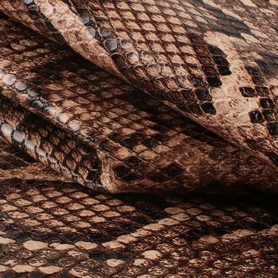 หนัง PU สังเคราะห์ หนา 0.8 มม. กว้าง 137 ซม. และตัวอย่างสี 24 สี สำหรับกระเป๋า รองเท้า และเฟอร์นิเจอร์