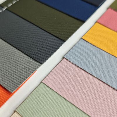 0.7 มม เนื้อผ้า เนื้อหนังสังเคราะห์ PVC ผงหนังสําหรับกระเป๋า เฟอร์นิเจอร์ อินเทอร์เนอร์รถยนต์ ความกว้าง 1.6m
